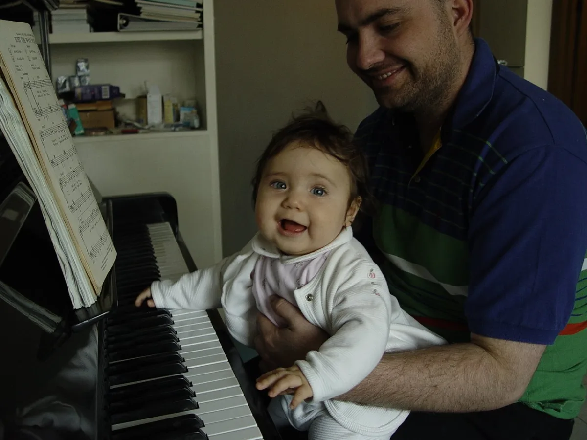 Cody Handlin with daughter at the piano